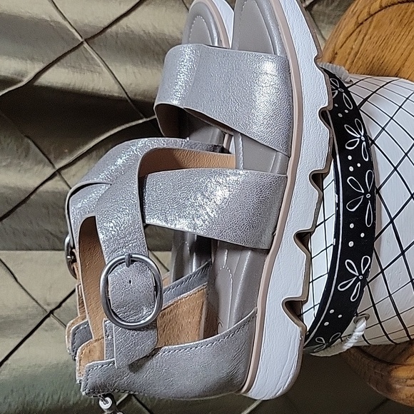 NWOT- Sofft ‘Mackenna’ Metallic Leather Sandal - Picture 4 of 9